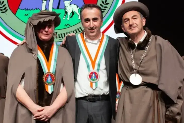 nel mezzo Simone Sargentoni Il Fiorino , Simone Sargentoni deentra nella Guilde Internationale Des Fromagers