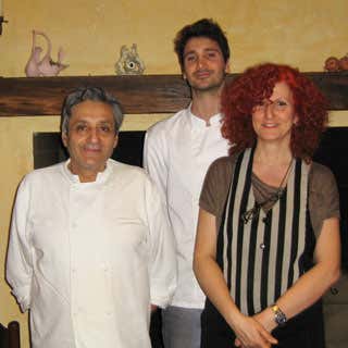 A sinistra Andrea Bonetti insieme al figlio Claudio e alla moglie Simonetta Consolandi