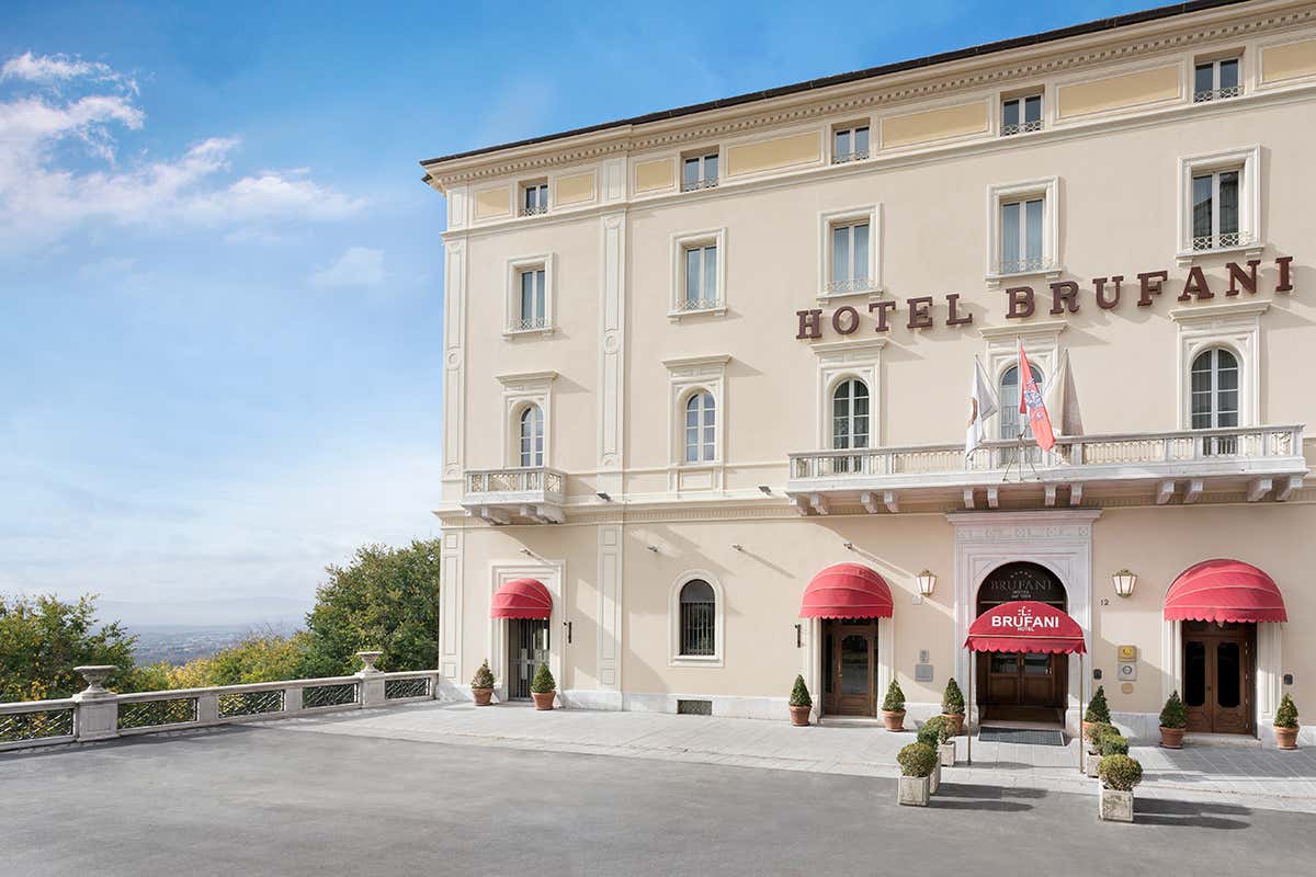 L'imponente e storico profilo del Sina Brufani, l'iconico hotel a cinque stelle nel cuore di Perugia
