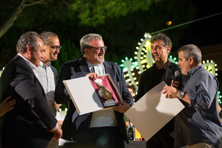 Sandro Romano conferisce il premio Mario Giorgio Lombardi 2017 a Michele Emiliano (Sindaci ai fornelli 2018! Sfida a colpi di ricette a Capurso)