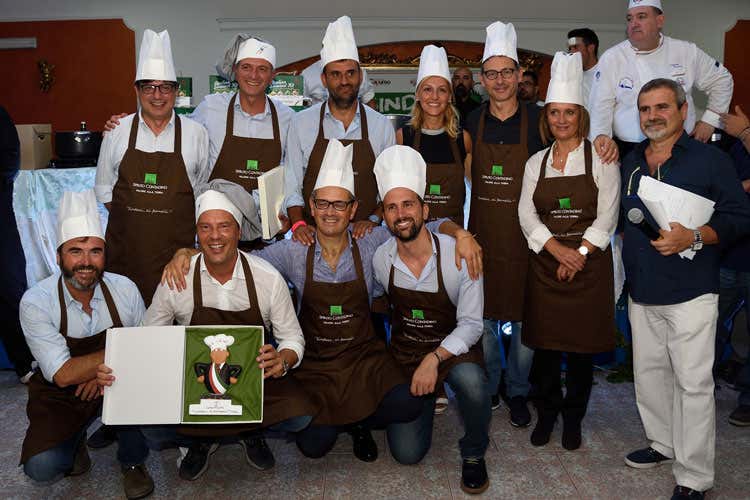 Sindaci, ai fornelli! La politica in cucina Dieci amministratori ai fornelli coi cuochi Sindaci, ai fornelli! La politica in cucina Dieci amministratori ai fornelli coi cuochi