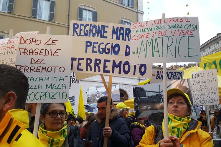 Sisma, agricoltori e allevatori in rivolta Fuori Montecitorio, chiedono più aiuti Sisma, agricoltori e allevatori in rivolta Fuori Montecitorio, chiedono più aiuti
