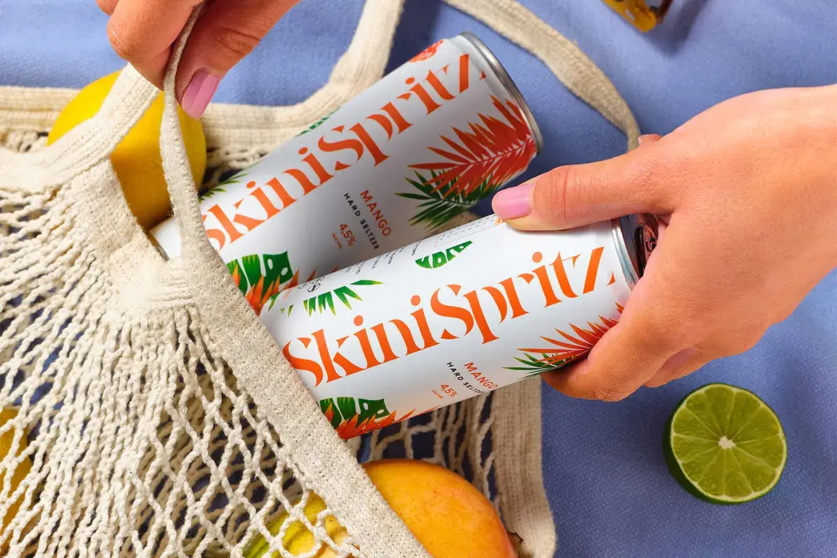 Sul mercato, al momento, &egrave; disponibile il gusto Mango Tropicale SkiniSpritz, hard seltzer italiano Frizzantezza e poche calorie