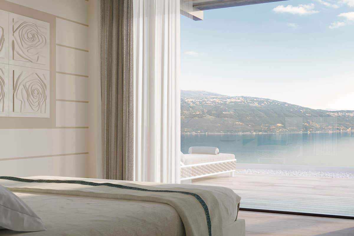 Il letto e la vista dalla Sky Suite Lefay Resort
