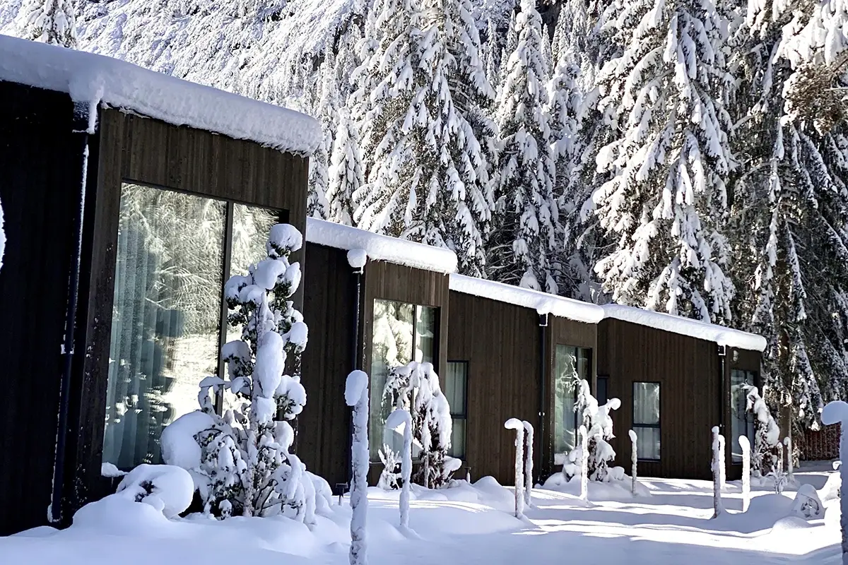 12 innovativi glass cube sul Lago di Dobbiaco Ecco l'inverno per chi non scia