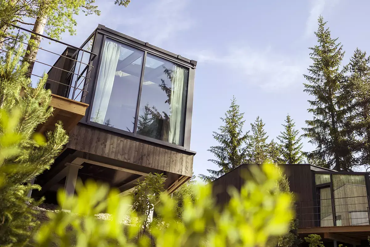 Skyview Chalets incastonati tra il bosco. Foto: Martin Lugger Viaggiare sicuri. Si, ma dove? Ecco rotte e destinazioni da non perdere