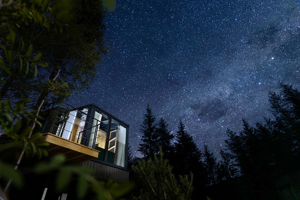 Dormire sotto la luna: gli Skyview Chalets sul Lago di Dobbiaco trasformano il soffitto della camera da letto in un osservatorio privato grazie alla struttura in vetro