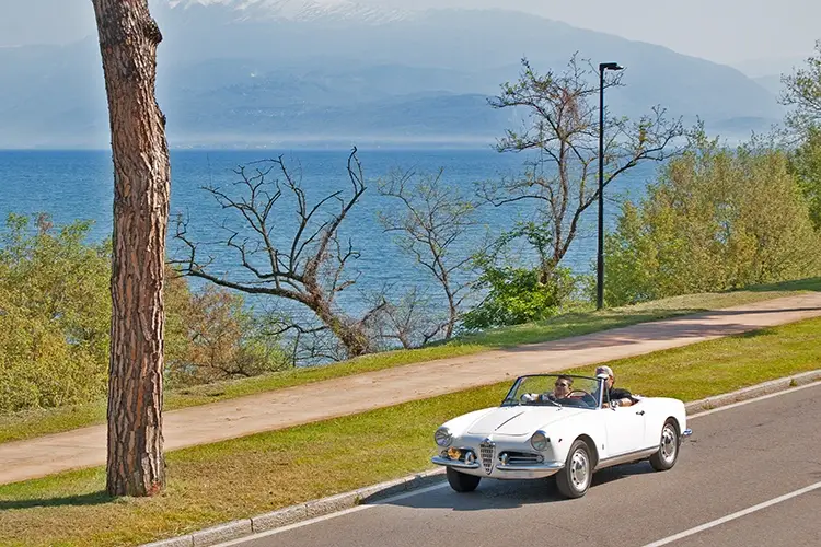 Un&rsquo;esperienza on the road, a bordo di una spider decappottabile Un lago, una decappottabile e di pi&ugrave; Ecco la vacanza d'acqua dolce