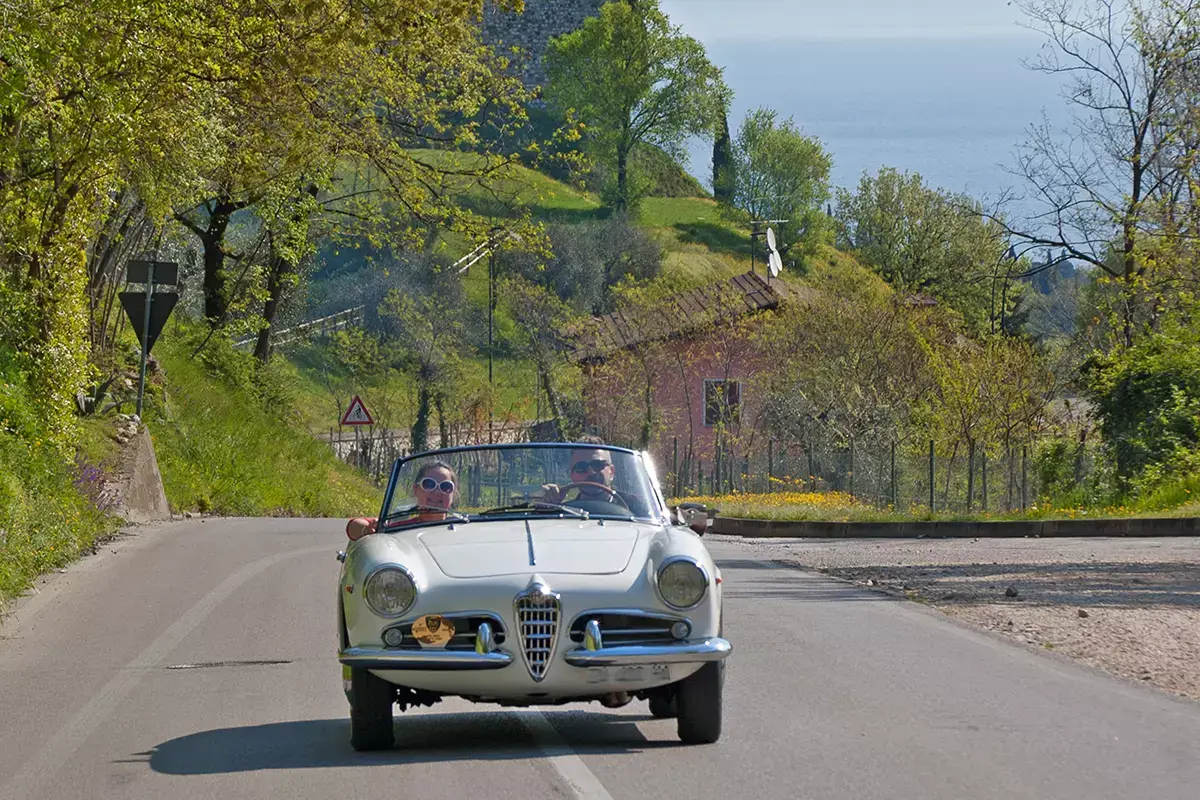 Il giro del lago in spider La felicit&agrave;? Una spider e un lago per scoprire il Garda su 4 ruote