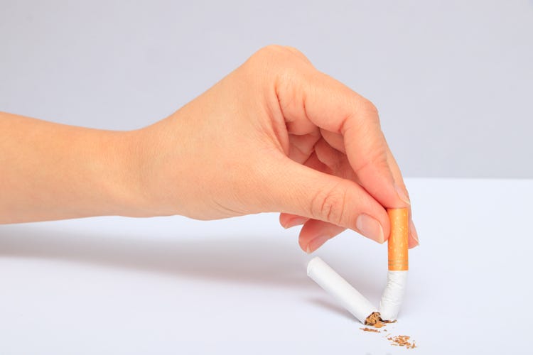 (Smettere di fumare I benefici sorgono a lungo termine)