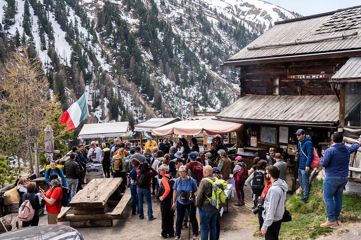 I partecipanti percorrono i 5 km tra le tipiche baite alpine (le Tea)