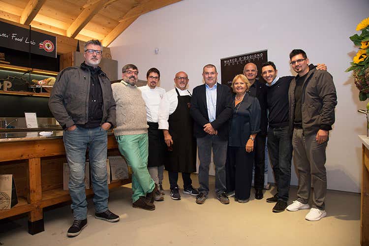 Gianni Tarabini, Paolo Schiavo, Stefano Binda, Claudio Sadler, Marco d'Oggiono, Agnese Spreafico, Enrico Derflingher, Fabio Silva e Jorge Luis Almaguel Sanchez (Soci Euro-Toques in festa da Marco d'Oggiono Prosciutti)