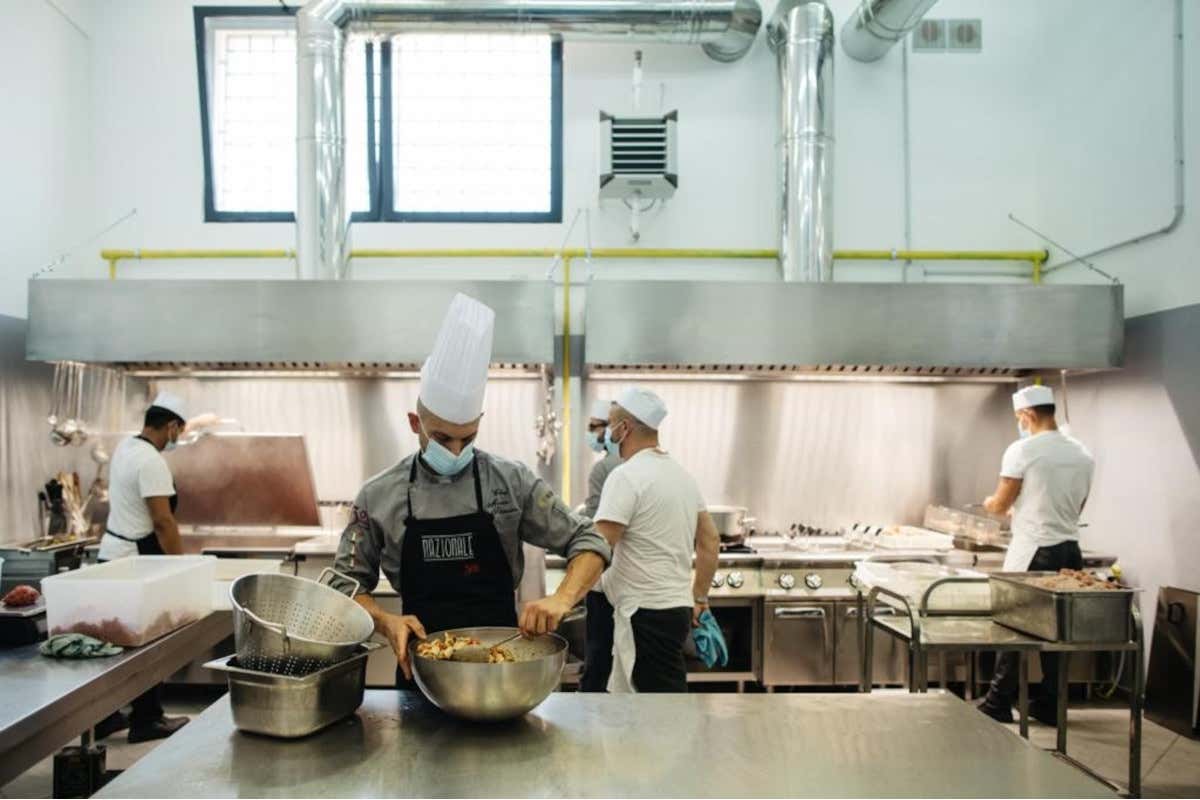 Il laboratorio di Social Food Corporation 300mila Lecce, più di un ristorante: solidarietà e inclusione