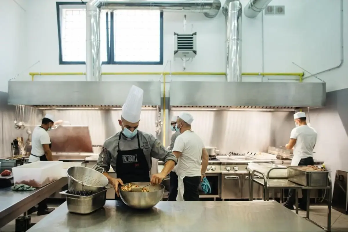 Il laboratorio di Social Food Corporation 300mila Lecce, pi&ugrave; di un ristorante: solidariet&agrave; e inclusione