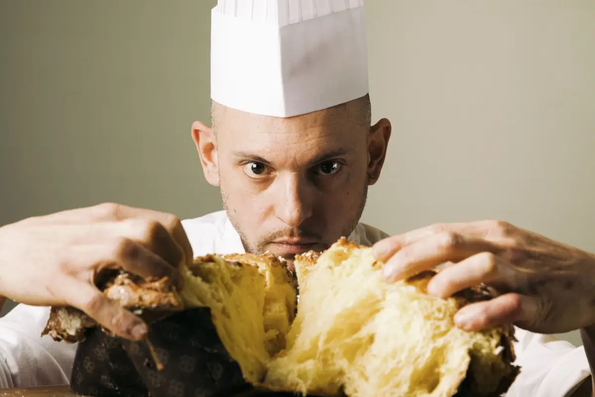 Marco Silvestro con la colomba per l'Ucraina&nbsp; 300mila Lecce, pi&ugrave; di un ristorante: solidariet&agrave; e inclusione