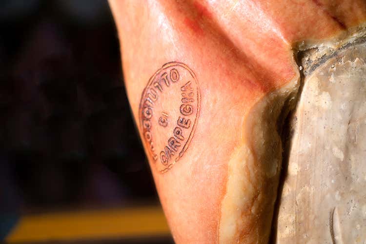 La denominazione d’origine protetta “Prosciutto di Carpegna” è riservata solo al prosciutto crudo stagionato che risponde a rigide condizioni e requisiti (Soffice e aromatico Il Carpegna Dop ha un gusto unico) La denominazione d’origine protetta “Prosciutto di Carpegna” è riservata solo al prosciutto crudo stagionato che risponde a rigide condizioni e requisiti (Soffice e aromatico Il Carpegna Dop ha un gusto unico)