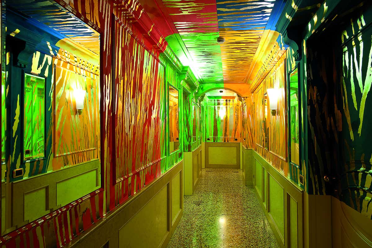 Solaris Corridoio De Levita Foto: Gianni Basso Vegamg Hotel o galleria d&rsquo;arte contemporanea? No, Byblos Art Hotel Villa Amist&agrave;