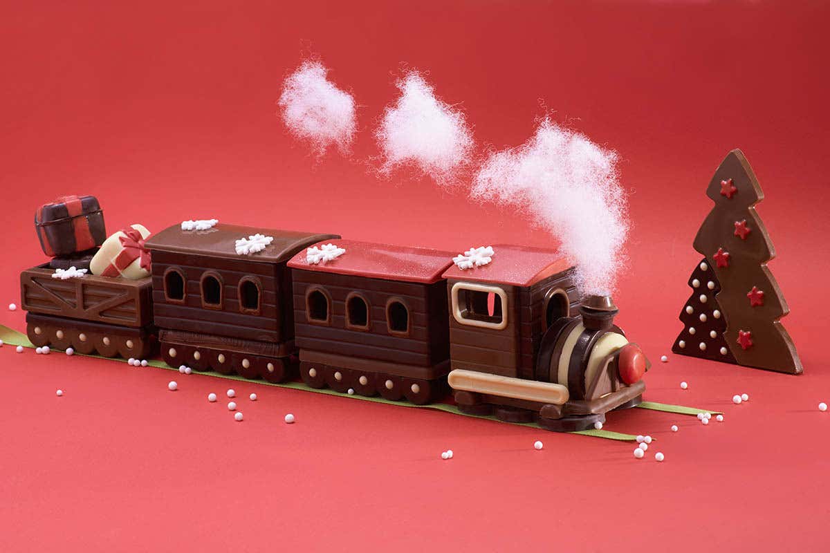 Il Treno di Babbo Natale è lungo 60 cm e pesa 3 kg Il Natale è più dolce con le specialità di Solbiati Il Treno di Babbo Natale è lungo 60 cm e pesa 3 kg Il Natale è più dolce con le specialità di Solbiati