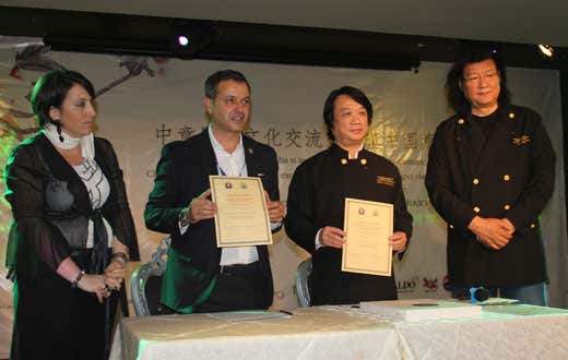 da sinistra: Sonia Re, Marco Velletri, Zhoy Xiaoyan e Dong Zhen Xiang Da Dong da sinistra: Sonia Re, Marco Velletri, Zhoy Xiaoyan e Dong Zhen Xiang Da Dong
