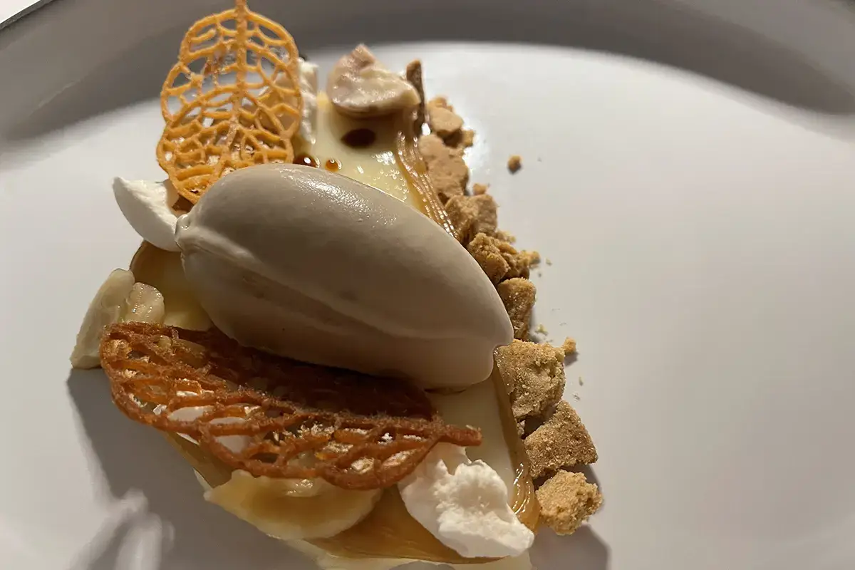 Sorbetto di mirto e lime con schiuma di cioccolato bianco e croccante Somu, a Baja Sardinia aperti in inverno: il coraggio vale la stella