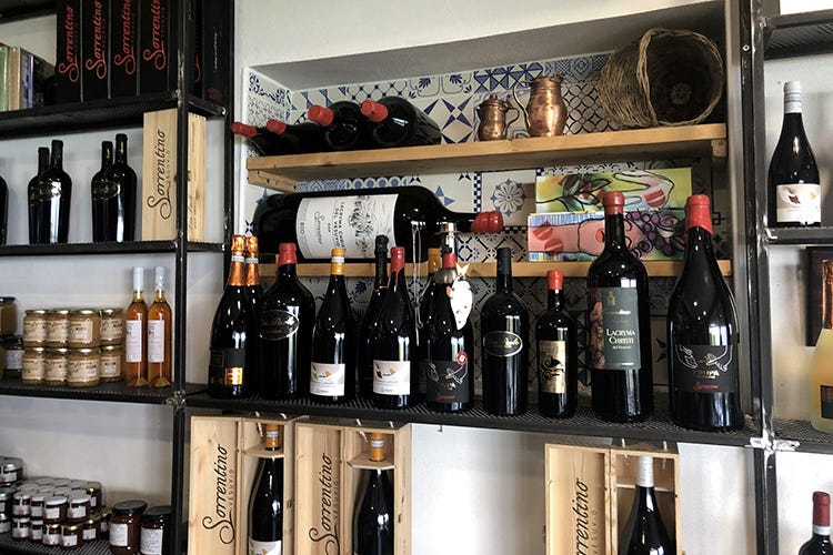 I vini di Sorrentino (Sorrentino, vini fronte Vesuvio Varietà autoctone e ospitalità)