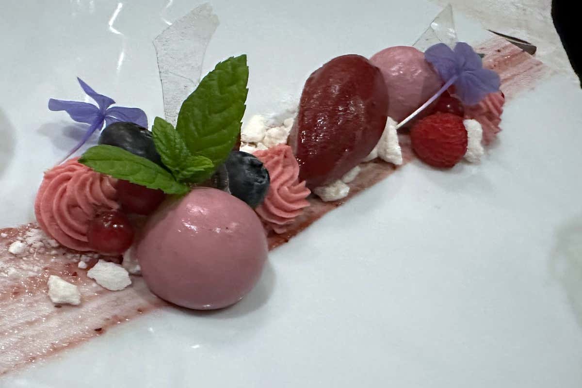 Sottobosco, crema di latte alle more, mousse di lamponi, meringa e sorbetto Sempre più charme a Il Falconiere: la nuova sala valorizza l’alta cucina di Silvia Baracchi