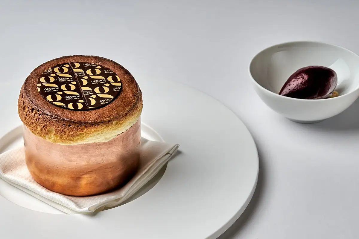 PECCATO DI GOLA: Souffle´ al cardamomo verde e sorbetto al mirtillo selvatico Grand Hotel Parker’s, storia di uno scienziato che si scoprì albergatore