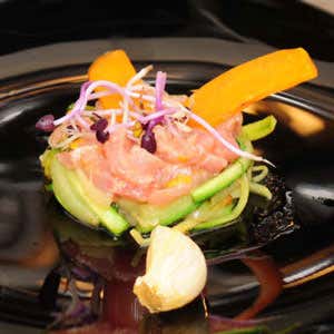 Spaghetti di zucchine mantecati con julienne al crudo di tonno e cialde di bottarga