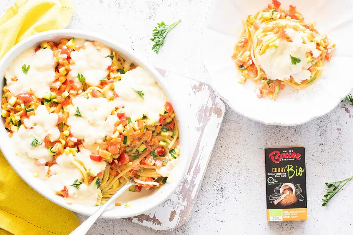 Spaghetti al curry con verdure, mozzarella, dado al curry bio Bauer Spaghetti al curry con verdure, mozzarella, dado al curry bio Bauer