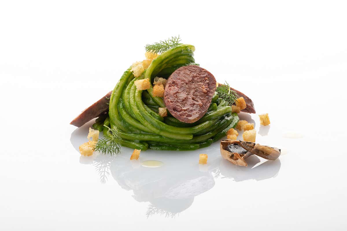 Spaghetti con cicoria, salsiccia di fegato e crostini di aglio Nella campagna umbra con piatti stellati: succede a Borgo Petroro