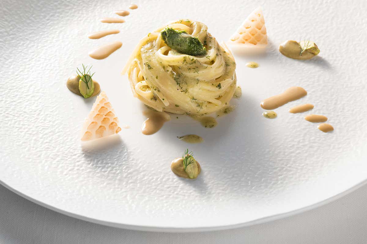 Spaghetti con colatura di alici e seppia, pistacchi e limone Torre del Saracino, baluardo della cucina campana