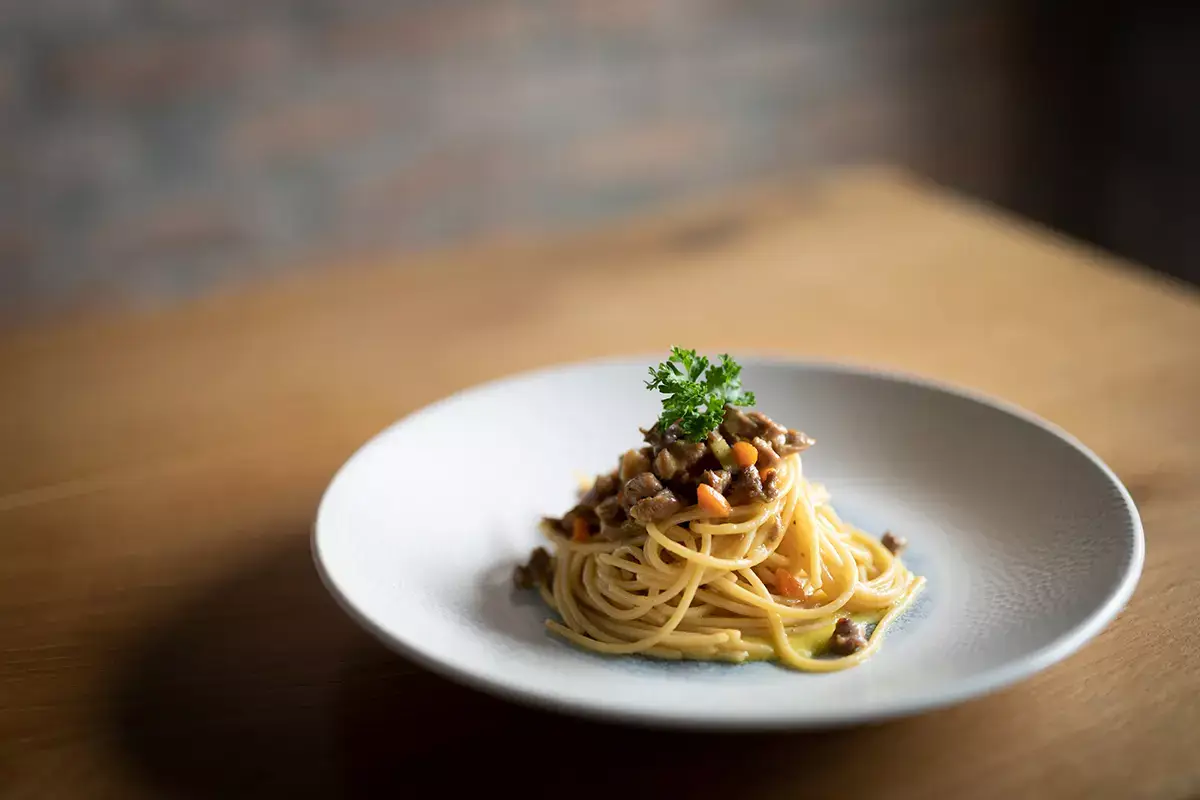Spaghetti alla chitarra con ragù all’anitra tagliato al coltello Hostaria Castello, a Venezia come sull’Orient Express