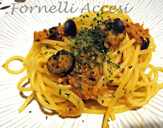 Spaghetti con tonno e olive