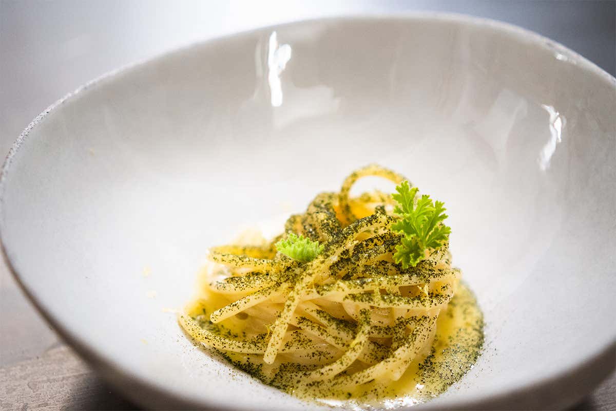 Spaghetto Pastificio Agricolo Mancini con battuto di scampo di Viareggio, burro acido, limone ed erba luigia Nel menu di Jorg Giubbani tutta la complessità del territorio ligure