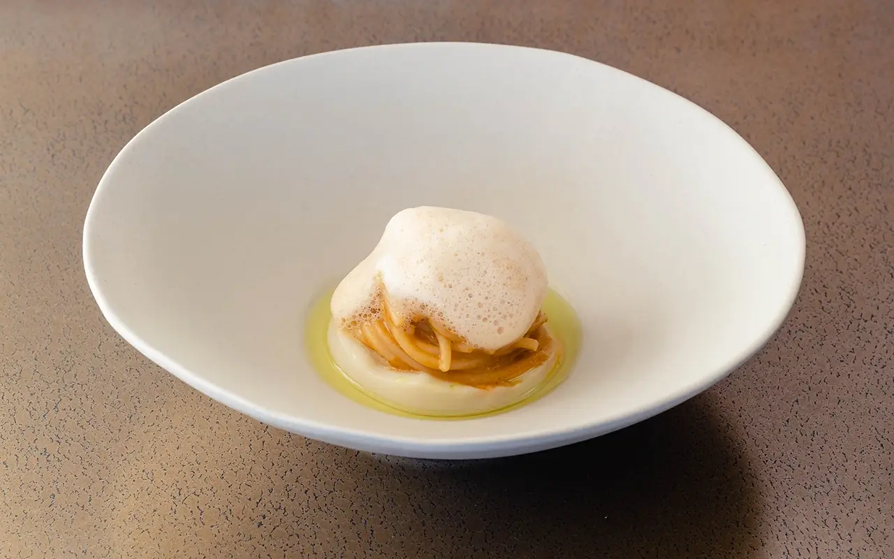 Spaghetto ricci di mare, cavolfiore al miso, mela verde. Foto: Simona Bruno Armani Hotel Milano compie 10 anni e festeggia con i piatti cult del decennio