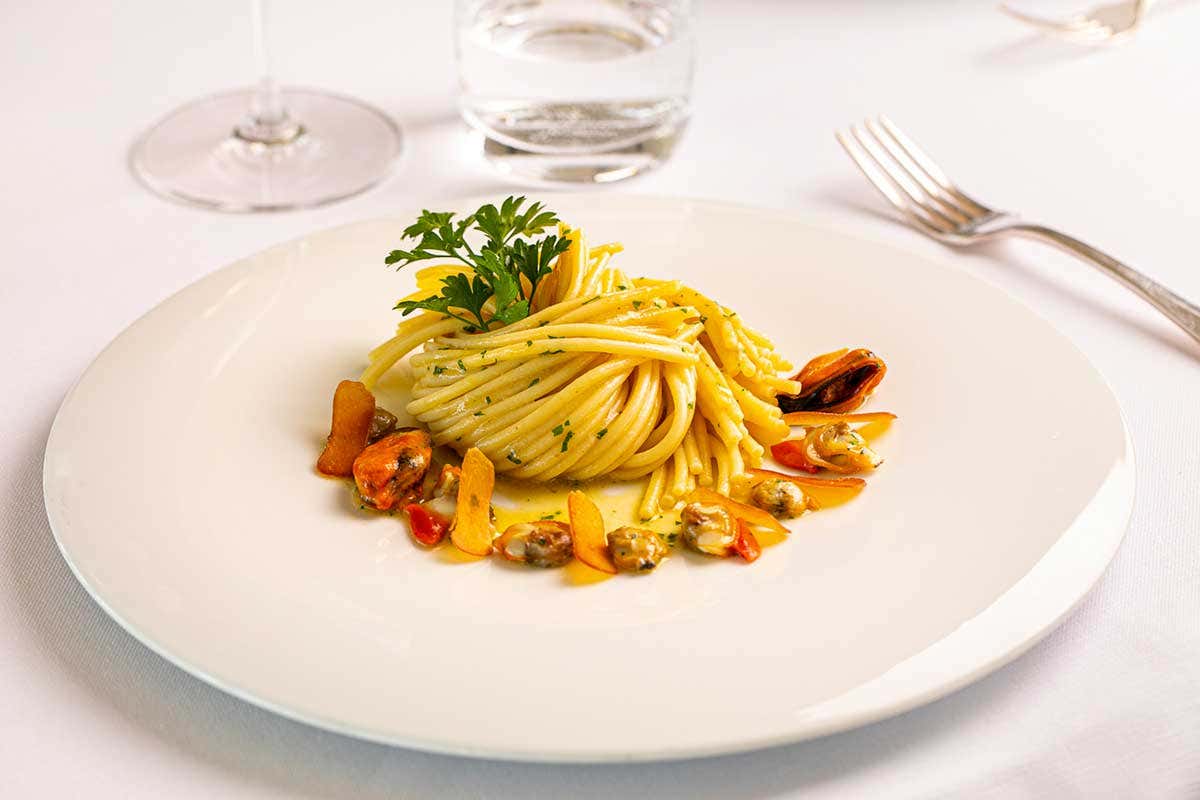 Spaghettone frutti di mare e petali di bottarga (Credits: Alberto Blasetti) A Les Etoiles brilla la stella dell'accoglienza con la cucina circolare di William Anzidei