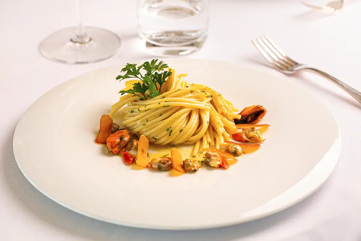 Spaghettone frutti di mare e petali di bottarga (Credits: Alberto Blasetti) A Les Etoiles brilla la stella dell'accoglienza con la cucina circolare di William Anzidei