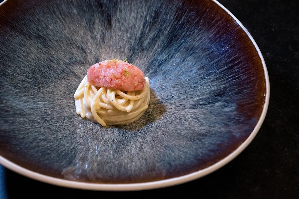 Spaghettone, Grana Padano, pepe Sichuan e crudo di gamberi rossi Mi piace o non mi piace… Mai provato una cena al buio?