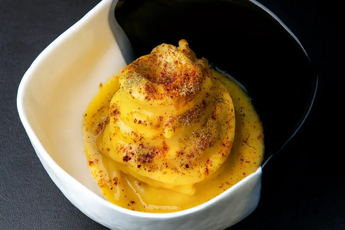 Spaghettone Benedetto Cavalieri, datterino giallo polvere di origano e peperoncino caramellato. Foto: autfotografia Primo Restaurant di Lecce, la stella di Solaika Marrocco brilla sul Salento