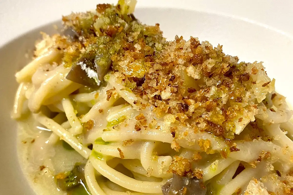 Spaghettone con Sarde di lago, Finocchi, Limone e Pane Fritto Osteria Santa Maria Pesci di lago e di fiume nel menu di 42 ristoranti