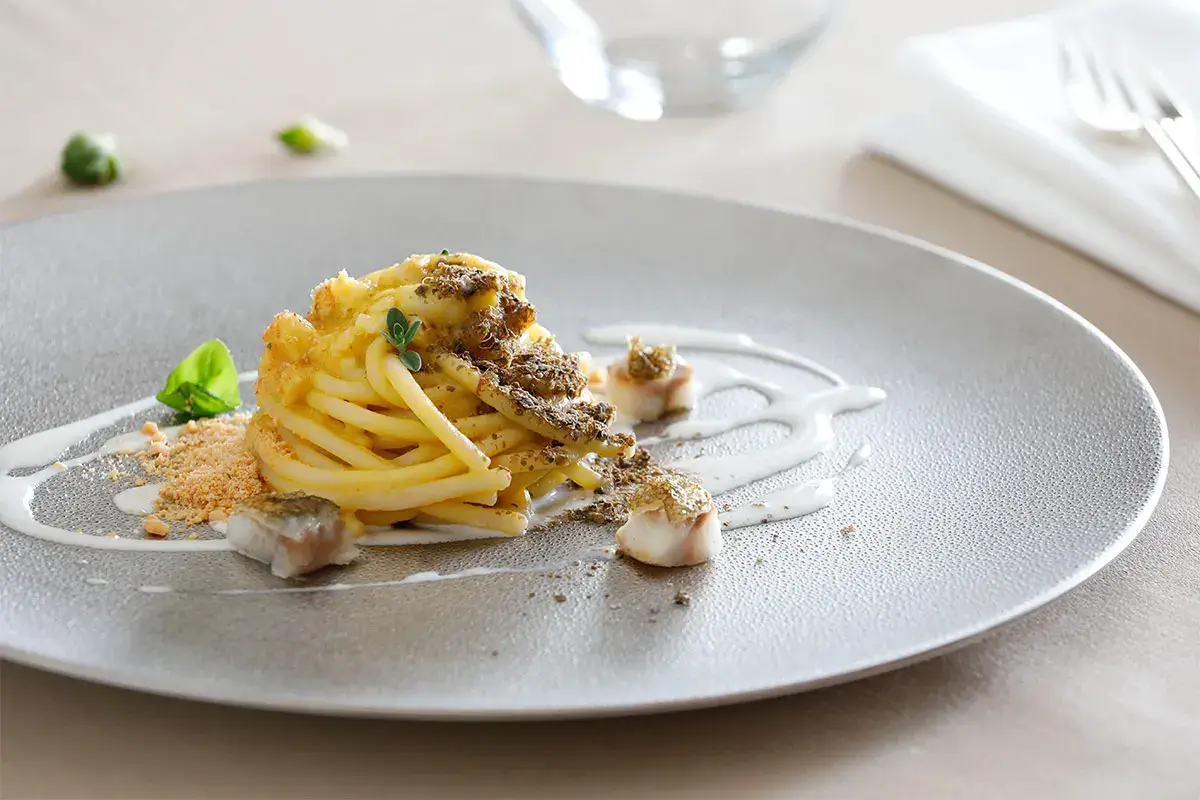 Spaghettone, pomodoro giallo, baccal&agrave;, mandorle, capperi soffiati Spaghettone, pomodoro giallo, baccal&agrave;, mandorle, capperi soffiati