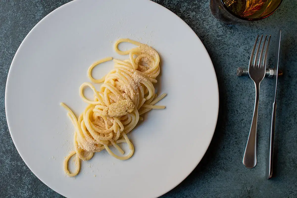 Spaghettoni aglio, olio, peperoncino, caviale di merluzzo e lievito secco Aglio, olio, peperoncino, caviale di merluzzo