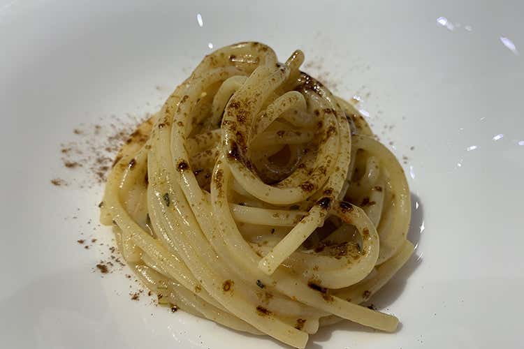 Speghettoni ai ricci di mare e polvere di liquerizia Casa Fantini, accoglienza su misura Cinque stelle di design e libert&agrave;