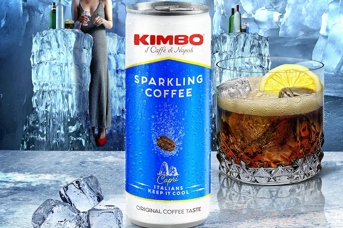La una nuova bevanda al gusto di caff&egrave; Kimbo Sparkling Coffee Piacere on-the go con Kimbo: arriva lo Sparkling Coffee