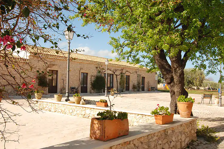 Specialit&agrave; regionali in tavola alla Masseria sul Mare di Avola