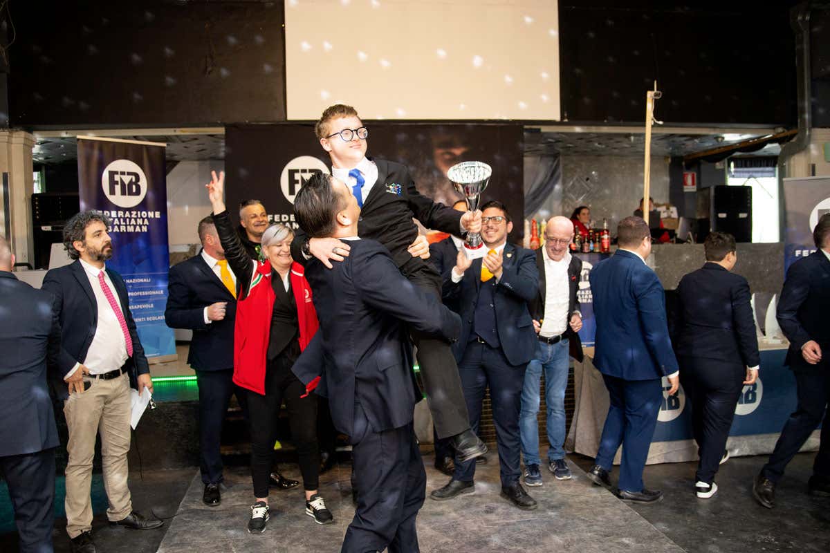  Andrea Rebichini dell'Istituto d'Istruzione Superiore “A.Einstein-A.Nebbia” di Loreto (An) si è aggiudicato la categoria “Specialmente” Andrea Chiadó è il vincitore del “Campionato Italiano Barman Scuole Alberghiere”