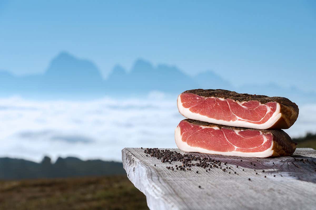 Lo Speck Alto Adige Igp conta un presenza di soli 2 grammi di sale per 50 grammi Speck Alto Adige Igp Per mantenersi sempre in forma