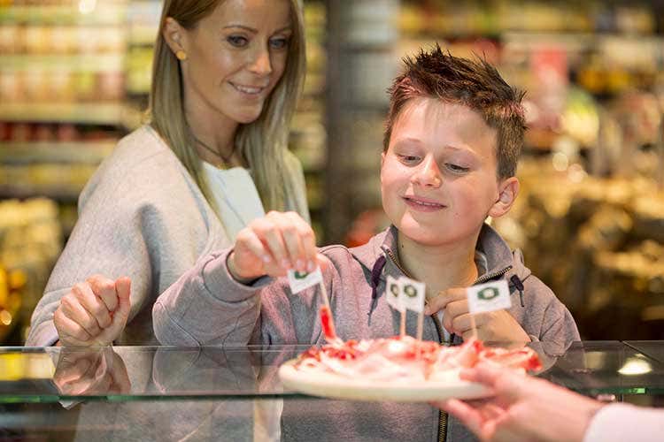 Speck Alto Adige Igp, un ingrediente nutriente per grandi e piccini - Speck Alto Adige Igp e grissini La formula per una merenda sana Speck Alto Adige Igp, un ingrediente nutriente per grandi e piccini - Speck Alto Adige Igp e grissini La formula per una merenda sana