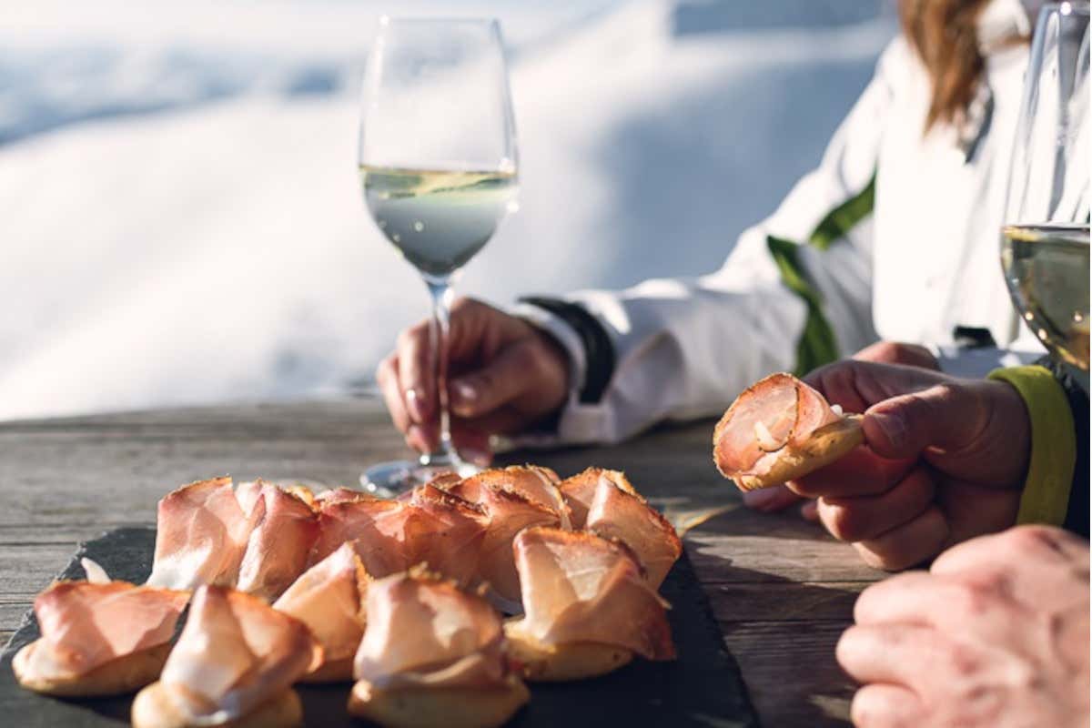 Torna lo SpeckAperitivo sulle piste e nelle malghe di Rio Pusteria Sulle piste e sulle malghe di Rio Pusteria torna SpeckAperitivo