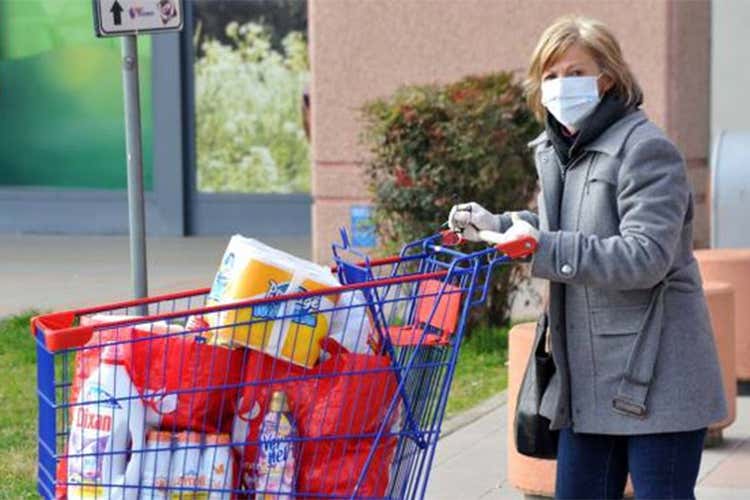Nel comune in provincia di Oristano obbligatorio l’uso della mascherina e divieto di fare la spesa più di 2 volte a settimana - Spesa al supermarket, a Cabras obbligo di scheda e mascherina